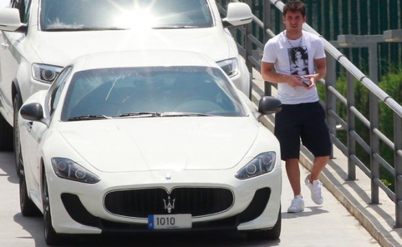 Лионель Месси со своим Maserati Gran Turismo MC Stradale